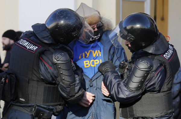 Ρωσία: 5.000 άνθρωποι συνελήφθησαν χθες επειδή διαδήλωσαν κατά της εισβολής στην Ουκρανία