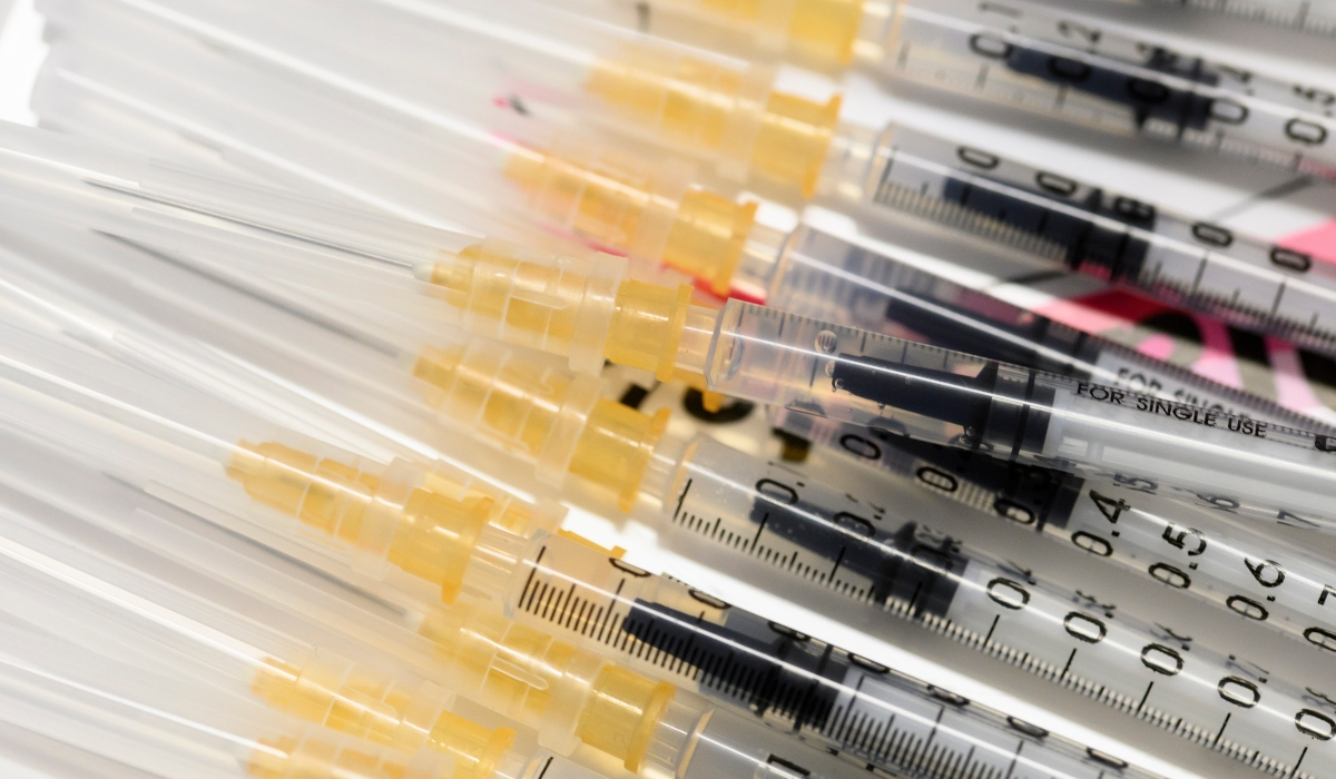 Κορονοϊός: Ο ΠΟΥ ανησυχεί ότι θα «ξεμείνουμε» από σύριγγες κατάλληλες για εμβολιασμό το 2022