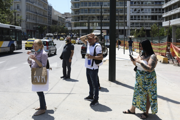 «Κόβουν» και τις διακοπές οι Έλληνες: Περιορίζουν ψώνια και ρεύμα - Νέα έρευνα