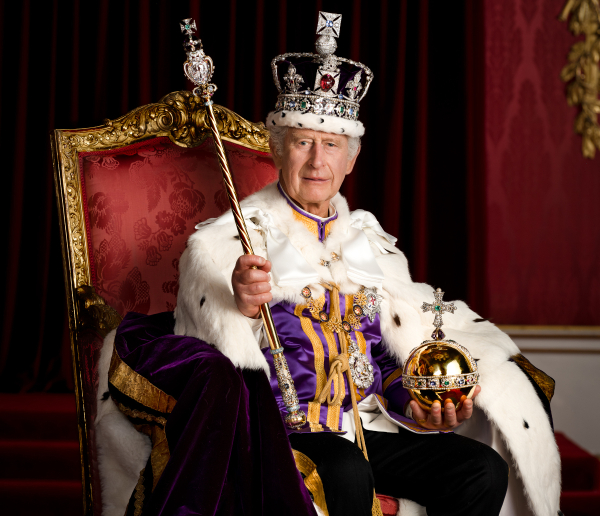 Βασιλιάς Κάρολος: Το πρώτο επίσημο πορτρέτο του με το στέμμα (Εικόνα)