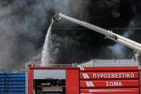 Μεγάλη φωτιά σε εργοστάσιο στη Μεταμόρφωση, κλειστή η Εθνική Οδός Αθηνών-Λαμίας