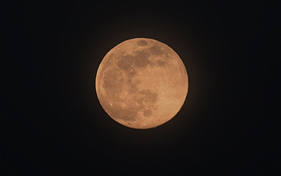 Ροζ Υπερπανσέληνος: Μαγικές εικόνες από το φεγγάρι του Απριλίου