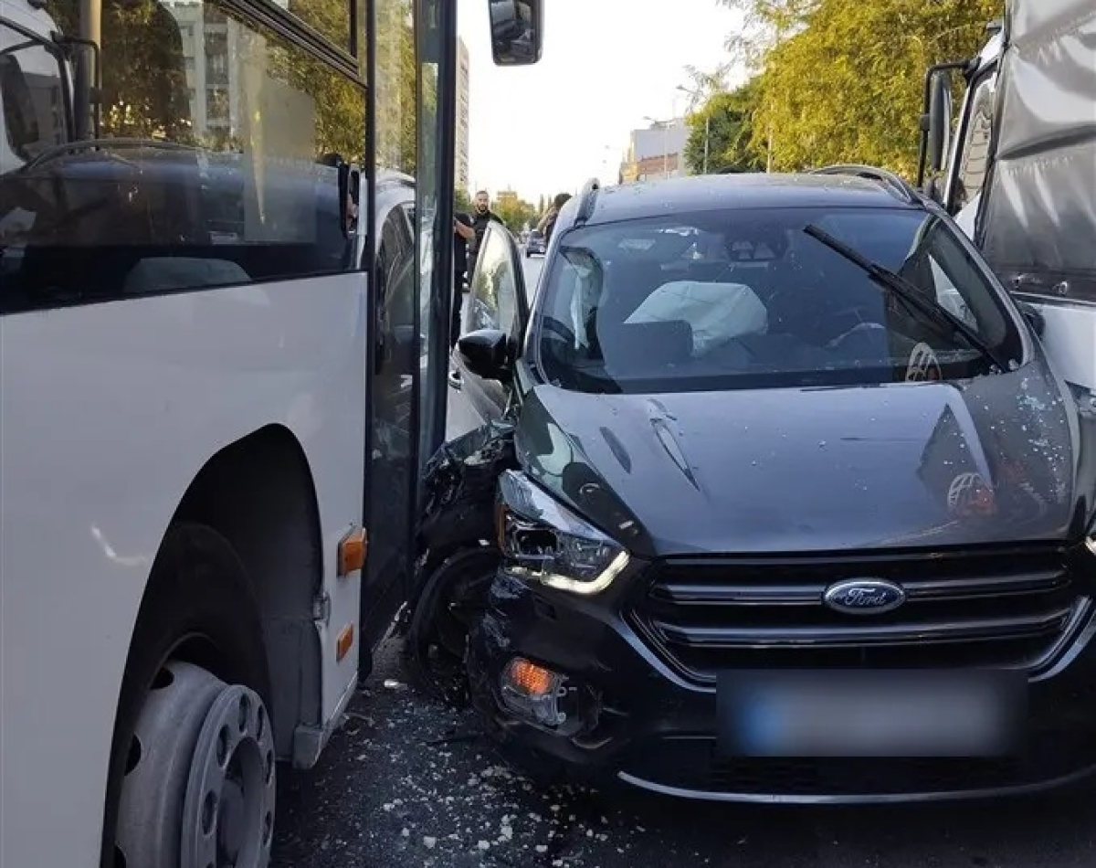 Καταδίωξη στη Θεσσαλονίκη κατέληξε σε μετωπική με λεωφορείο