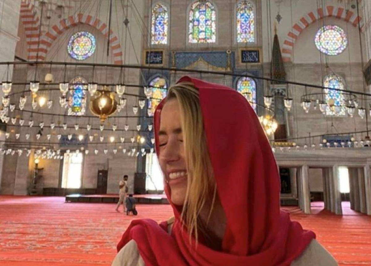 Amber Heard: Η πρώην του Johnny Depp χωρίς σουτιέν σε τζαμί στην Κωνσταντινούπολη