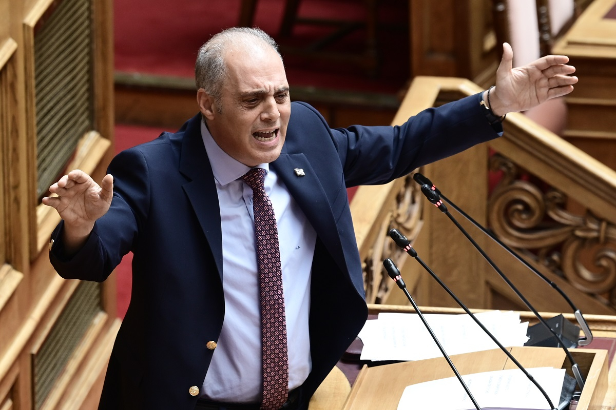 Ακροδεξιό σόου Βελόπουλου στη Βουλή: Έσκισε τη Συμφωνία των Πρεσπών