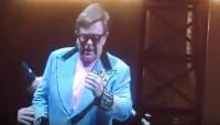 Elton John: Κατέρρευσε στη σκηνή, έχασε τη φωνή του
