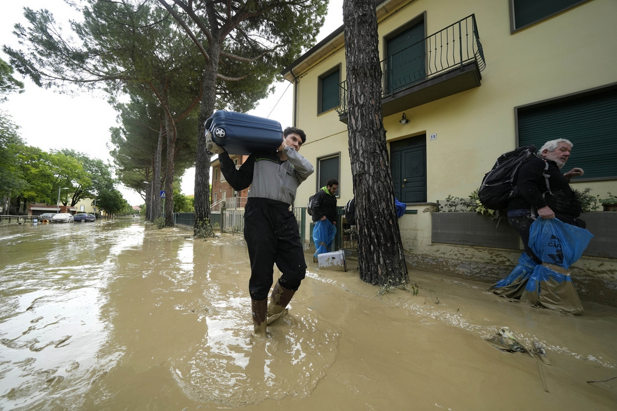 Ιταλία: Μεγάλη νεροποντή στο Μιλάνο - Έπεσαν δέντρα και υπέστησαν ζημιές στέγες σπιτιών