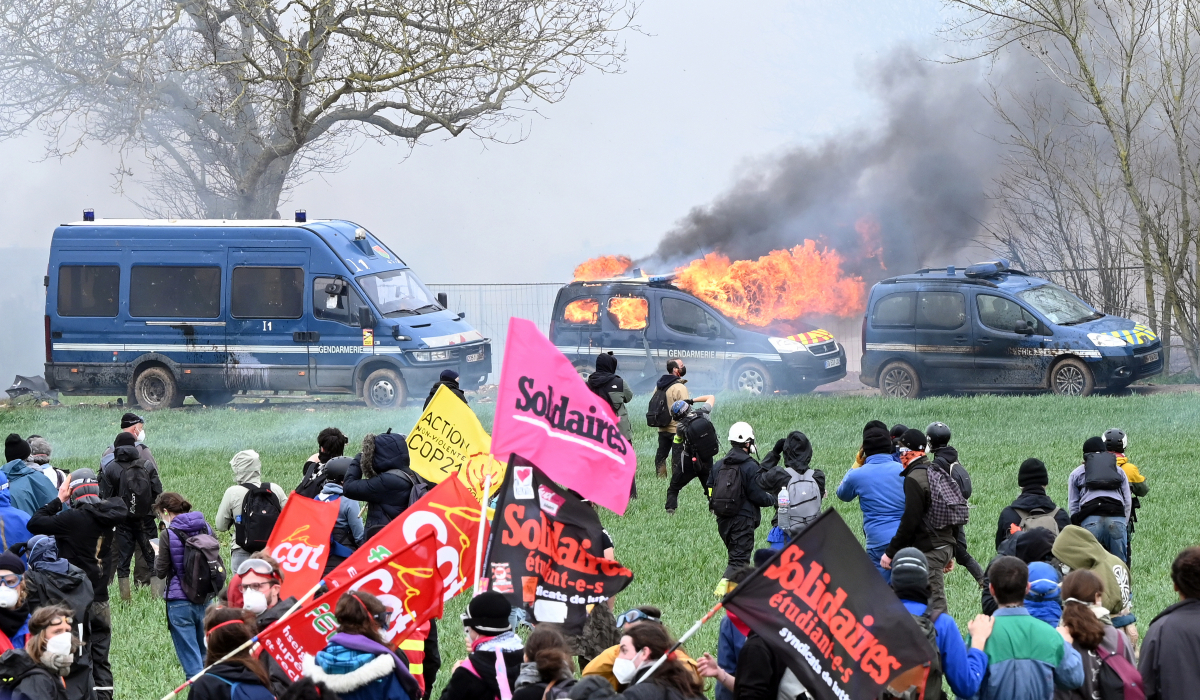 «Βράζει» η Γαλλία: Νέα άγρια επεισόδια και συγκρούσεις σε διαμαρτυρία για το νερό