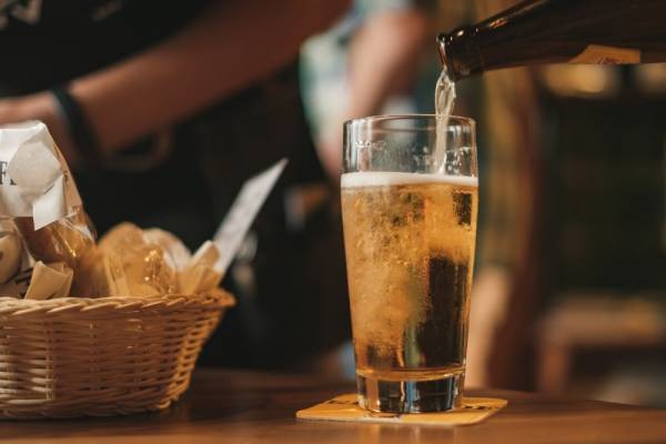«Πιείτε μπίρα και σώστε τον πλανήτη»: Ένας αλλιώτικος λόγος για να ανοίξουν τα μπαρ