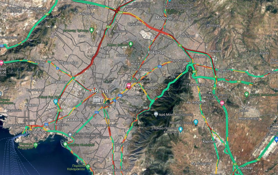 Κίνηση στους δρόμους: Κυκλοφοριακό έμφραγμα στο λεκανοπέδιο - Οι δρόμοι στο «κόκκινο» (Χάρτης)