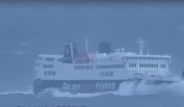 Τήνος: Το Andros Queen «παλεύει» με τα κύματα πριν δέσει στο λιμάνι (Βίντεο)