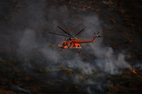 Χαλκιδική: Μαίνεται η πυρκαγιά σε δύσβατη δασική περιοχή