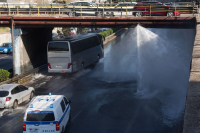 «Καταρράκτης» στον Κηφισό: Έσπασε αγωγός, πλημμύρισε νερά η Εθνική - Ένα φορτηγό η αιτία