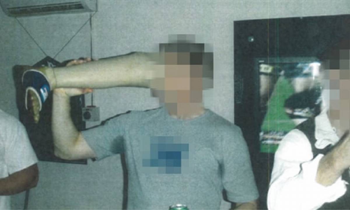 Σάλος στην Αυστραλία: Στρατιώτης πίνει μπύρα από ψεύτικο πόδι νεκρού Ταλιμπάν
