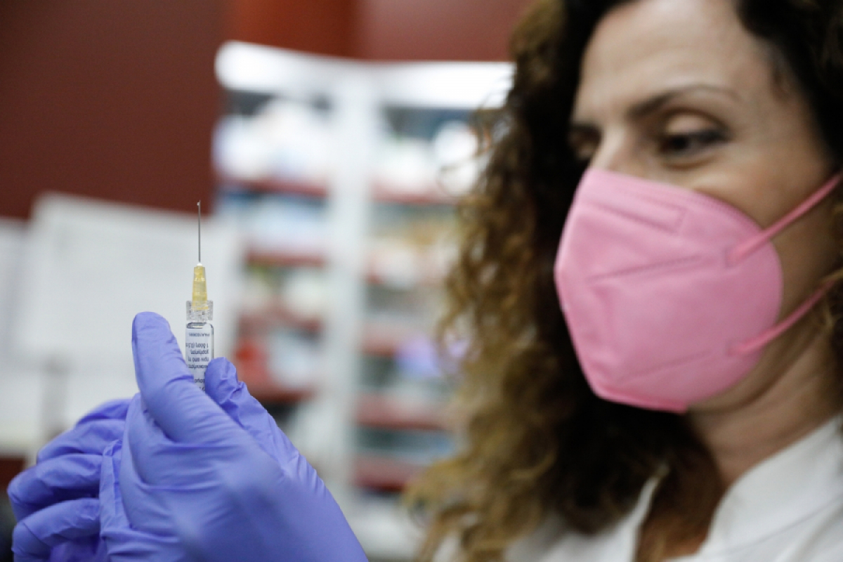 Νέα μελέτη: Τα εμβόλια δεν μειώνουν τον κίνδυνο «μακράς Covid-19»