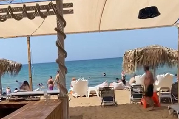 Κουρούτα: Το beach bar με τις μπαρόκ πολυθρόνες μπροστά στο κύμα