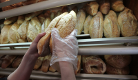 Το ψωμί… ψωμάκι: Οι νέες τιμές και οι αυξήσεις σε αλεύρι και ηλιέλαιο