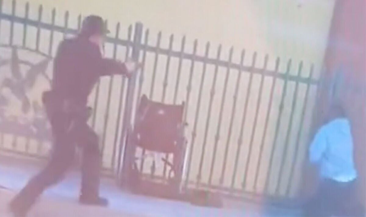 Σοκ στις ΗΠΑ: Αστυνομικοί πυροβολούν και σκοτώνουν εν ψυχρώ ΑμΕΑ (Σκληρό βίντεο)