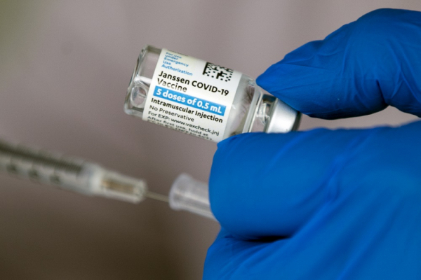 Johnson &amp; Johnson: Τρεις θάνατοι από θρομβοεμβολή στις ΗΠΑ συνδέονται με το εμβόλιο