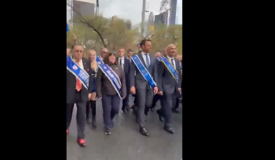 Στη Νέα Υόρκη ο Στέφανος Κασσελάκης: Η παρέλαση, οι αγκαλιές και οι selfies