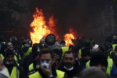 Γαλλία: Δακρυγόνα και συλλήψεις στην επέτειο των κίτρινων γιλέκων