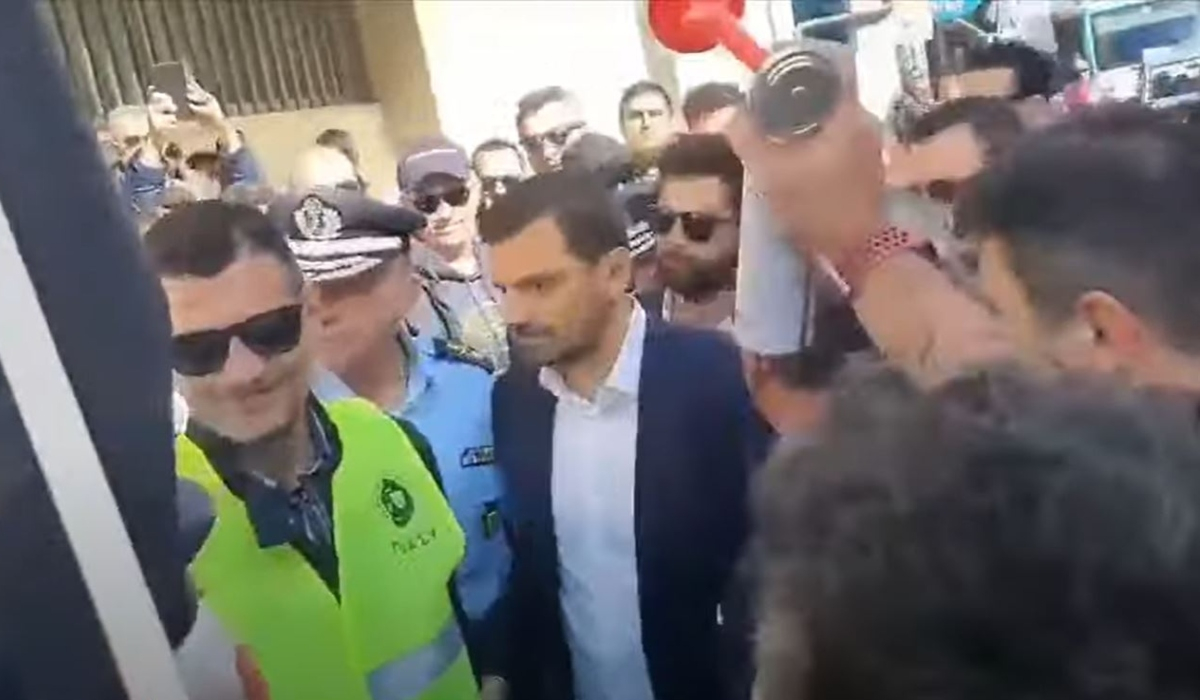 Αστυνομικοί γιούχαραν τον υφυπουργό Προστασίας του Πολίτη στα Ιωάννινα (βίντεο)