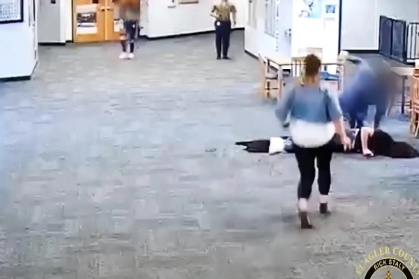 Φλόριντα: Μαθητής χτύπησε μέχρι αναισθησίας καθηγήτρια επειδή του πήρε το ηλεκτρονικό του παιχνίδι (βίντεο)