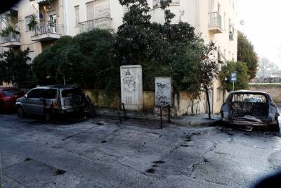 Μπαράζ εμπρηστικών επιθέσεων σε Αθήνα και Θεσσαλονίκη (Εικόνες)