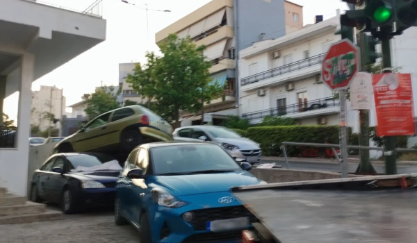 Απίστευτο τροχαίο στο Ηράκλειο: «Καβάλησε» δύο σταθμευμένα αυτοκίνητα σε αυλή σπιτιού