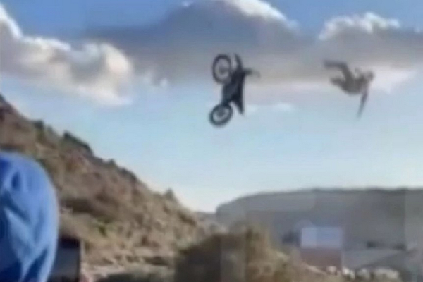 Ιεράπετρα: Εικόνες με το άλμα θανάτου του 17χρονου Μάριου σε αυτοσχέδια πίστα motocross