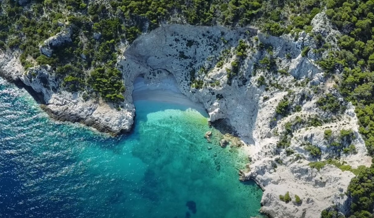 Η πραγματικά άγνωστη παραλία κοντά στην Αθήνα που θυμίζει «Ναυάγιο»