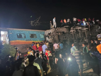 Τραγωδία στην Ινδία: Επιβατικό τρένο συγκρούστηκε με εμπορικό και εκτροχιάστηκε - Τουλάχιστον 50 νεκροί