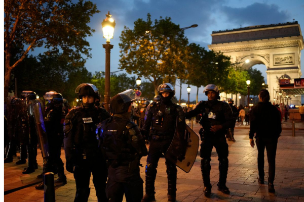 Η «φλόγα» δεν σβήνει στη Γαλλία: 6η νύχτα ταραχών - 78 συλλήψεις, φωτιά στο κέντρο της Λυών