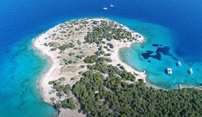 Το νησάκι κοντά στην Αθήνα με παγώνια, ελάφια και ένα beach bar