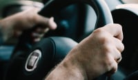 Άγριο ξύλο μεταξύ οδηγών στη Νέα Φιλαδέλφεια: Τον χτύπησε στο κεφάλι με αντικλεπτικό μπαστούνι