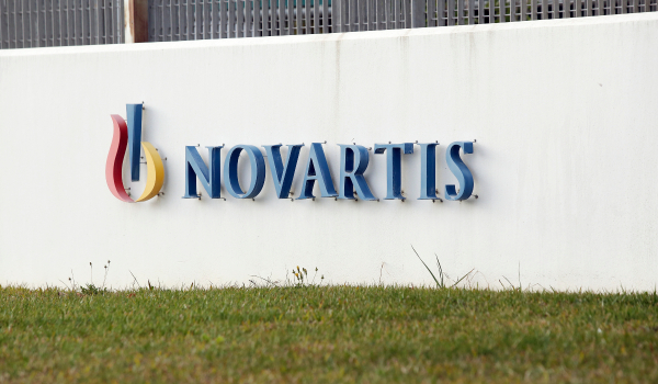 Ανταλλαγή «πυρών» μεταξύ ΣΥΡΙΖΑ και ΝΔ με... φόντο τη Novartis