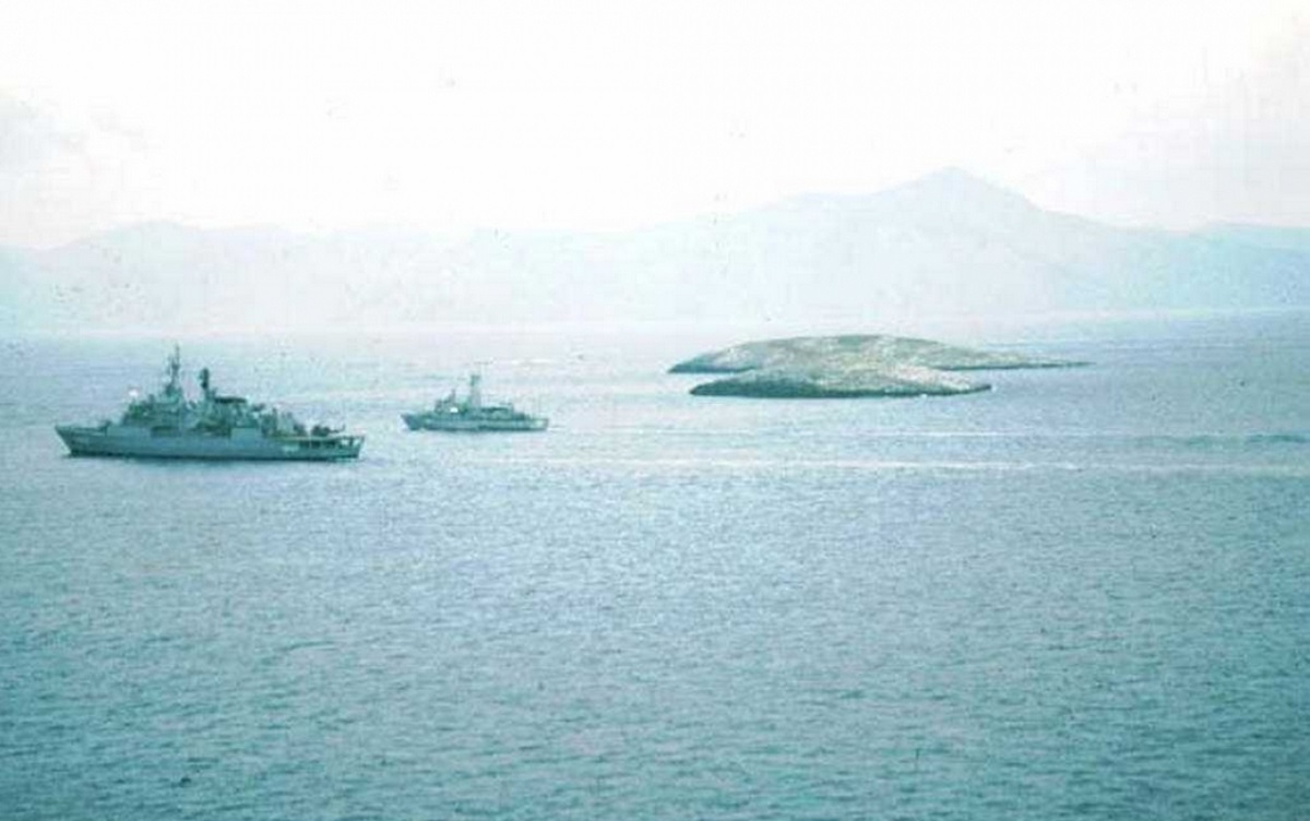 Ίμια: 10λεπτο «κυνηγητό» γύρω από τις νησίδες με σκάφη Λιμενικού και Τουρκικής Ακτοφυλακής