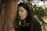 «Αγκάλιασε ένα δέντρο και μίλα του»: Η Μαρίνα Αμπράμοβιτς βρήκε τη λύση για τη μοναξιά του κορονοϊού