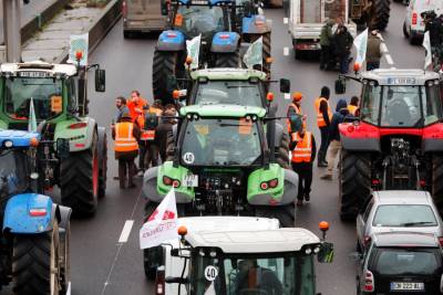 Γαλλία: Αγρότες έριξαν σανό και «κατέλαβαν» το Παρίσι με χίλια τρακτέρ