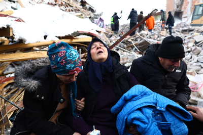 Σεισμός Τουρκία: «Βουνό» τα πτώματα σε γήπεδα - «Δείτε μόνοι σας» λένε στους συγγενείς