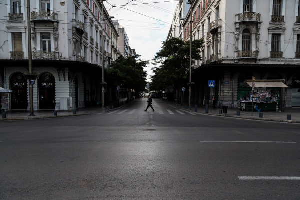 Γιατί η Ελλάδα δεν κάνει lockdown - Οι επιπτώσεις