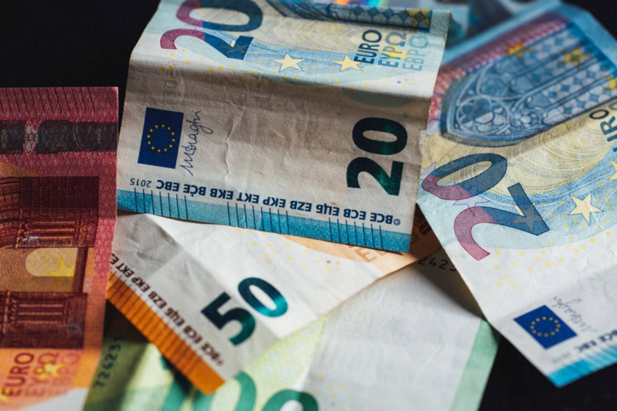 Επίδομα 534 ευρώ: Πώς και πότε θα το λάβουν οι δικαιούχοι
