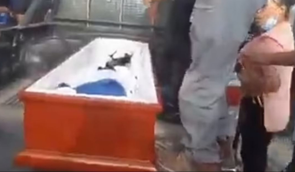 Γυναίκα συνήλθε και άρχισε να χτυπά το φέρετρο στην... κηδεία της (Βίντεο)