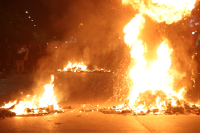 Θεσσαλονίκη: Σε κρίσιμη κατάσταση ο 16χρονος στο Ιπποκράτειο - Ρομά καίνε κάδους και ζητούν Δικαιοσύνη