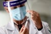 Γαλλία: «Το εμβόλιο της AstraZeneca δεν συστήνεται για άτομα άνω των 65»