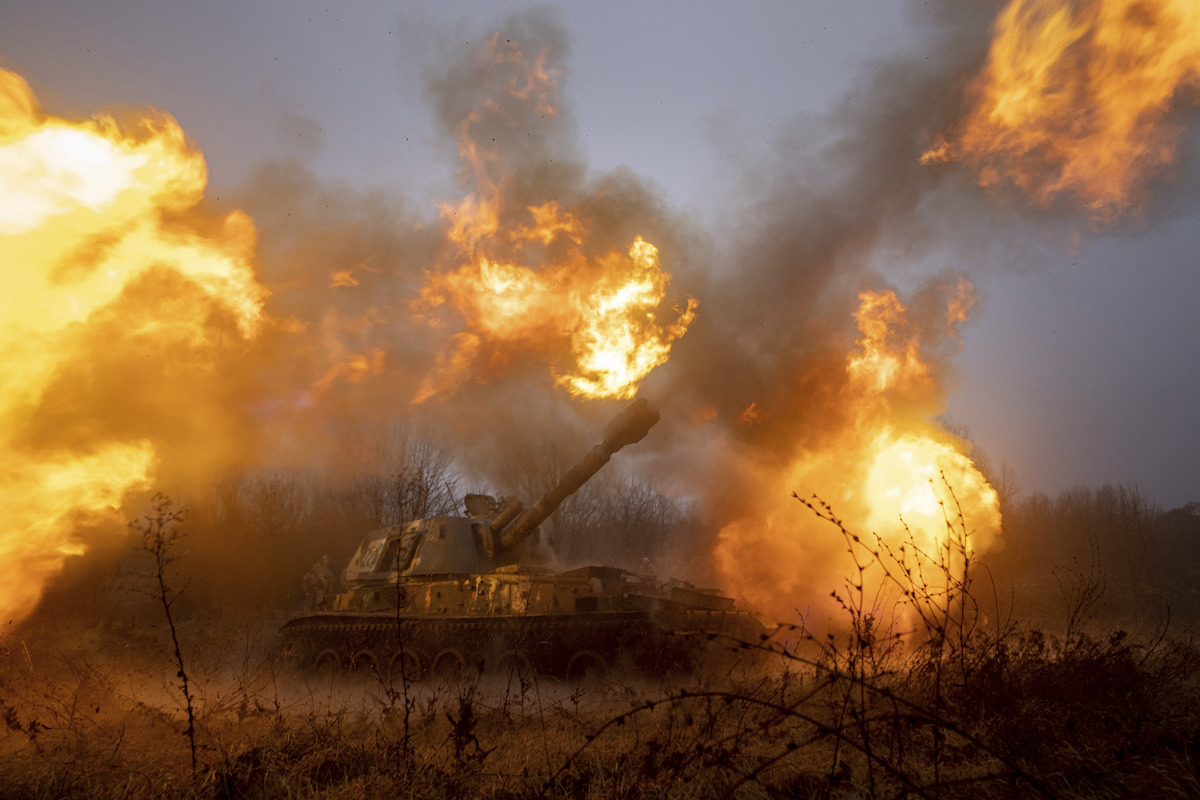 Ο ουκρανικός στρατός αμύνεται κατά τη διάρκεια ρωσικών επιθέσεων στο Χάρκοβο