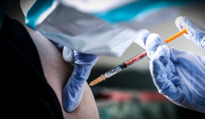 Ανοίγει ο δρόμος για τρίτη δόση εμβολίου στους υγειονομικούς