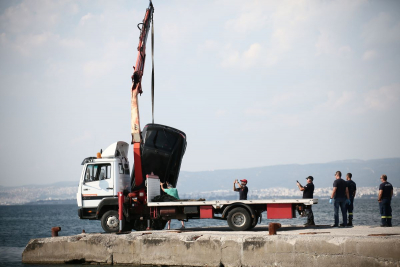Απίστευτη τραγωδία στη Θεσσαλονίκη: Μητέρα και γιος «έβαλαν χειροπέδες, πάτησαν γκάζι κι έπεσαν στη θάλασσα»