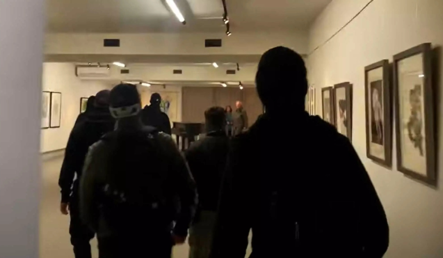Καλαμαριά: Χρυσαυγίτες έκαναν έφοδο σε έκθεση καλλιτέχνη από τη Βόρεια Μακεδονία - Δείτε βίντεο
