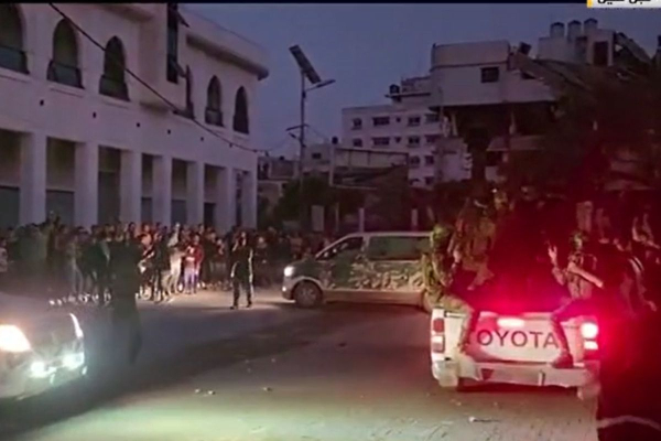 Επίδειξη δύναμης από τη Χαμάς: Απελευθέρωσε στο κέντρο της πόλης της Γάζας τους 14 ομήρους (Βίντεο)